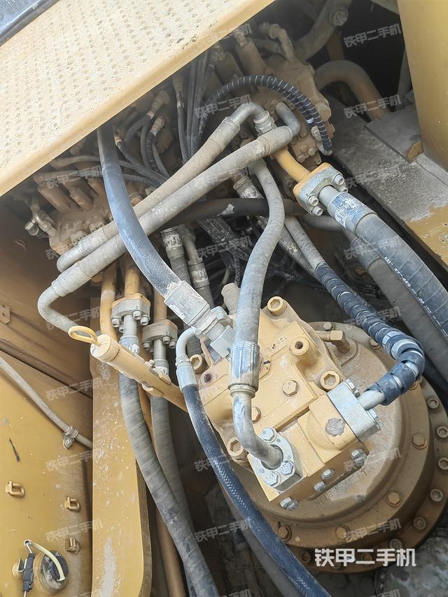 回转马达和主控阀（整机外观）