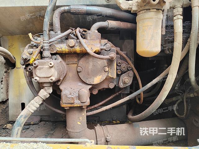 液压泵舱室正面整体（整机外观）