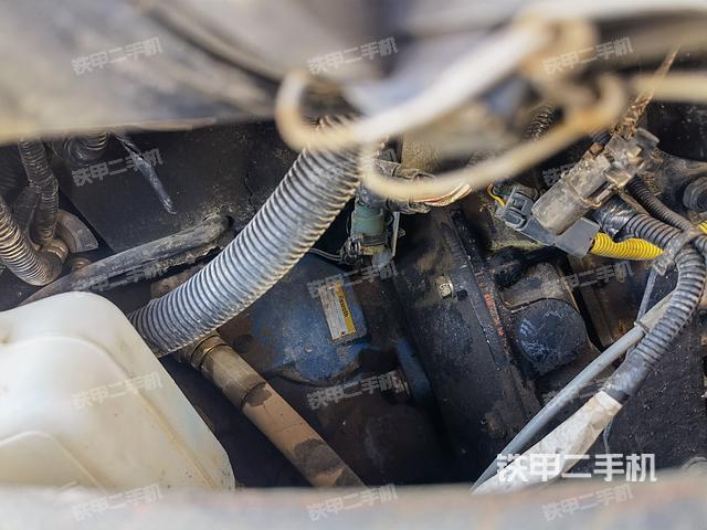 液压泵舱室正面整体（整机外观）