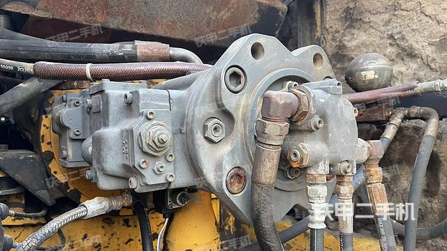 液压泵舱室正面整体（整机外观）