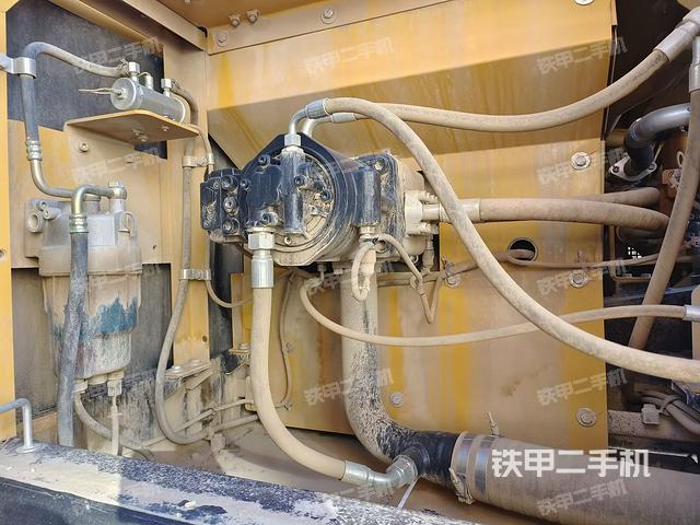 液压泵舱室正面整体（整机外观）