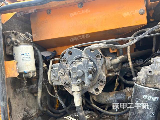 液压泵舱室正面整体（整机外观）