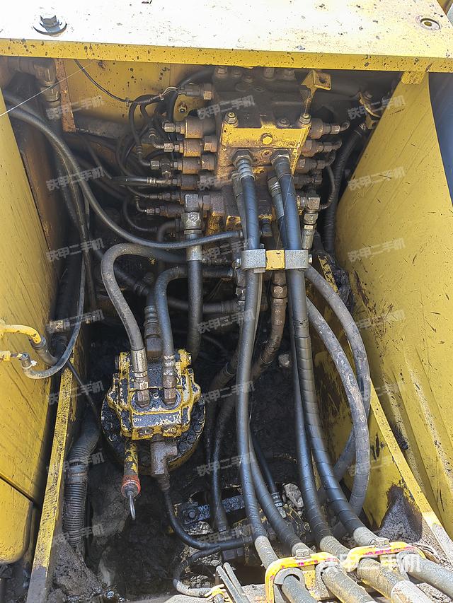 回转马达和主控阀（整机外观）