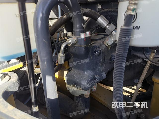 液压泵舱室正面整体（整机外观）