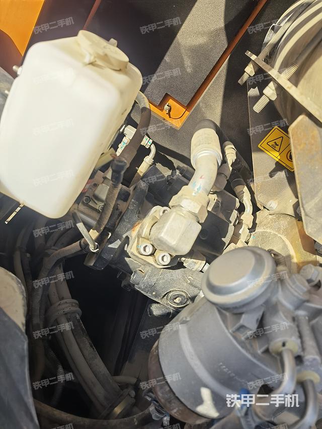 液压泵舱室正面整体（整机外观）