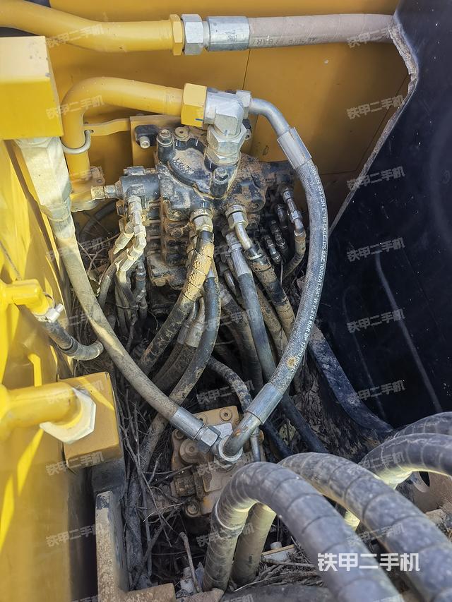 回轉(zhuǎn)馬達(dá)和主控閥（整機(jī)外觀）