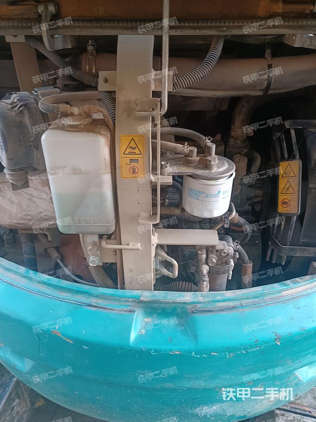 液压泵舱室正面整体（整机外观）