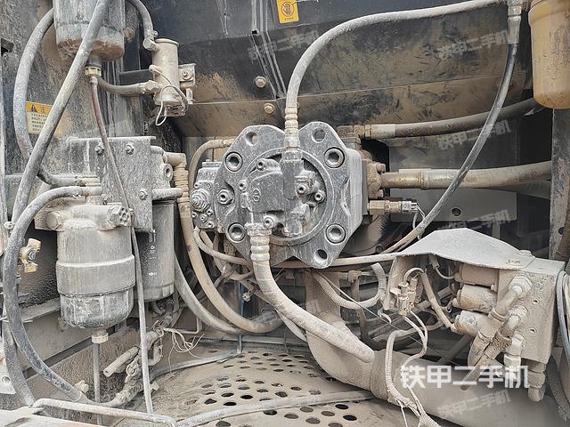 液压泵舱室正面整体（整机外观）