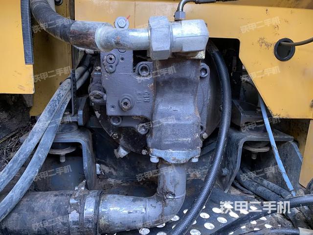 液压泵舱室正面整体（整机外观）