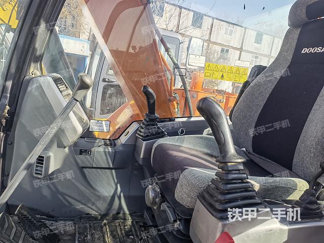 驾驶室整体（整机外观）