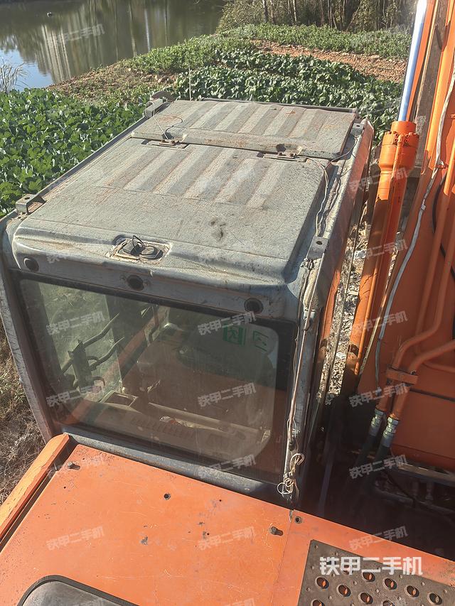 驾驶室顶部（整机外观）