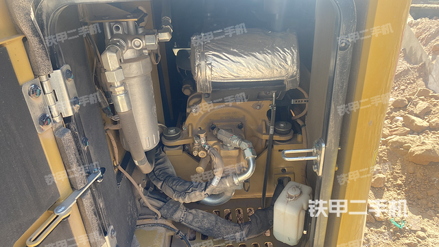 液压泵舱室正面整体（整机外观）