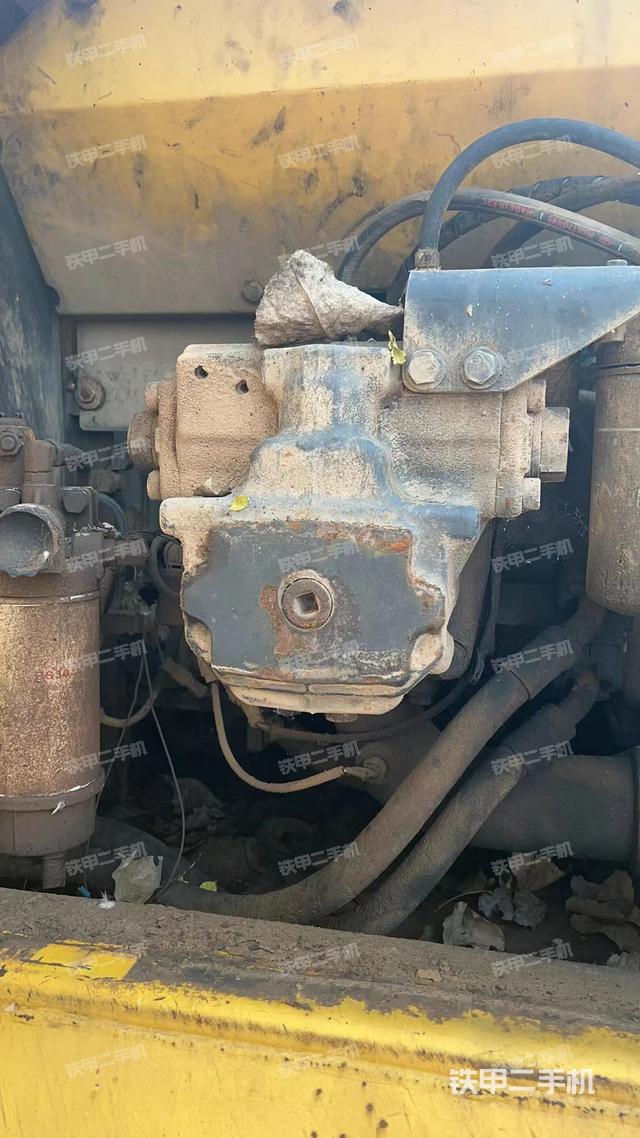 液压泵舱室正面整体（整机外观）