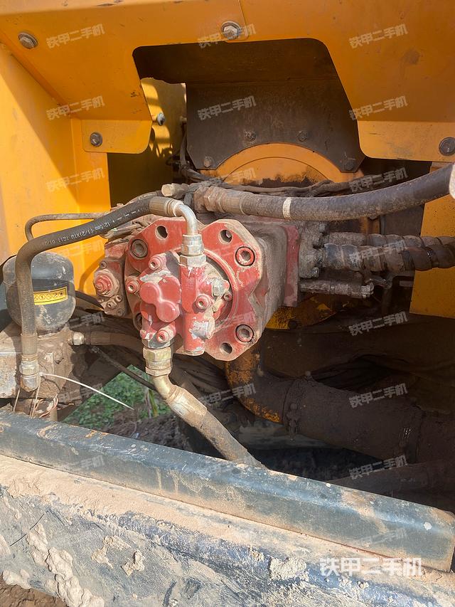 液压泵舱室正面整体（整机外观）