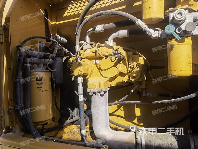 液压泵舱室正面整体（整机外观）