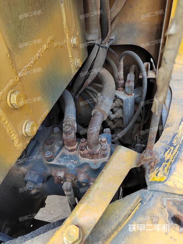 液压泵舱室正面整体（整机外观）