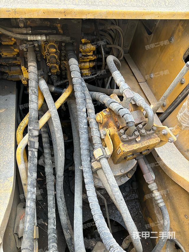 回转马达和主控阀（整机外观）