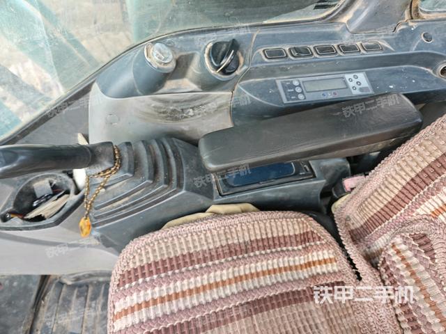 座椅右侧控制台/钥匙门/油门/含右手柄(驾驶室部分) 座椅右侧控制台/钥匙门/油门/含右手柄(驾驶室部分)