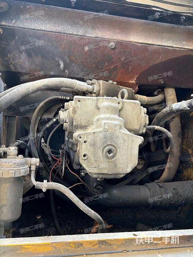 液压泵舱室正面整体（整机外观）