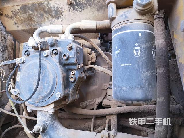 液压泵舱室正面整体（整机外观）