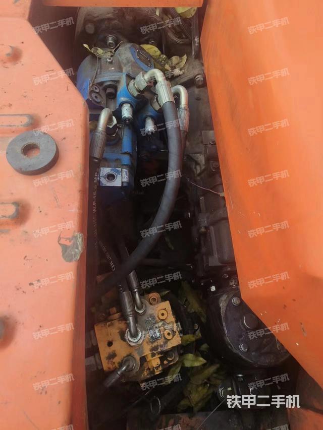 液压泵舱室正面整体（整机外观）