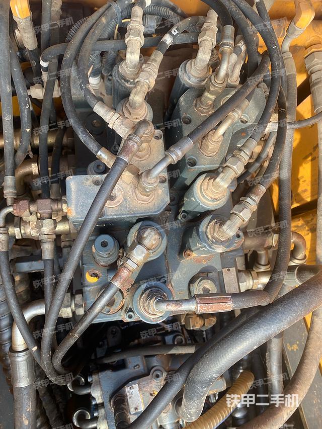 回转马达和主控阀（整机外观）