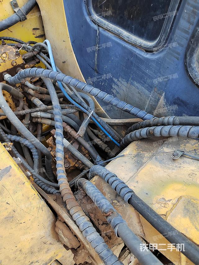 回转马达和主控阀（整机外观）