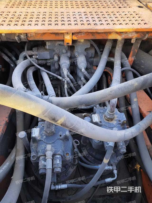 回转马达和主控阀（整机外观）