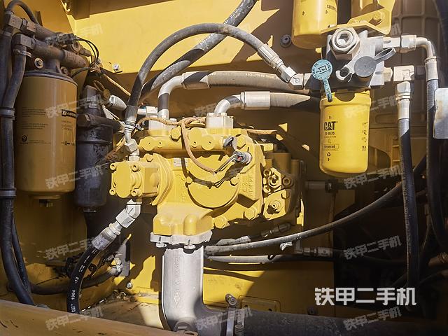 液压泵舱室正面整体（整机外观）