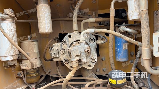 液压泵舱室正面整体（整机外观）