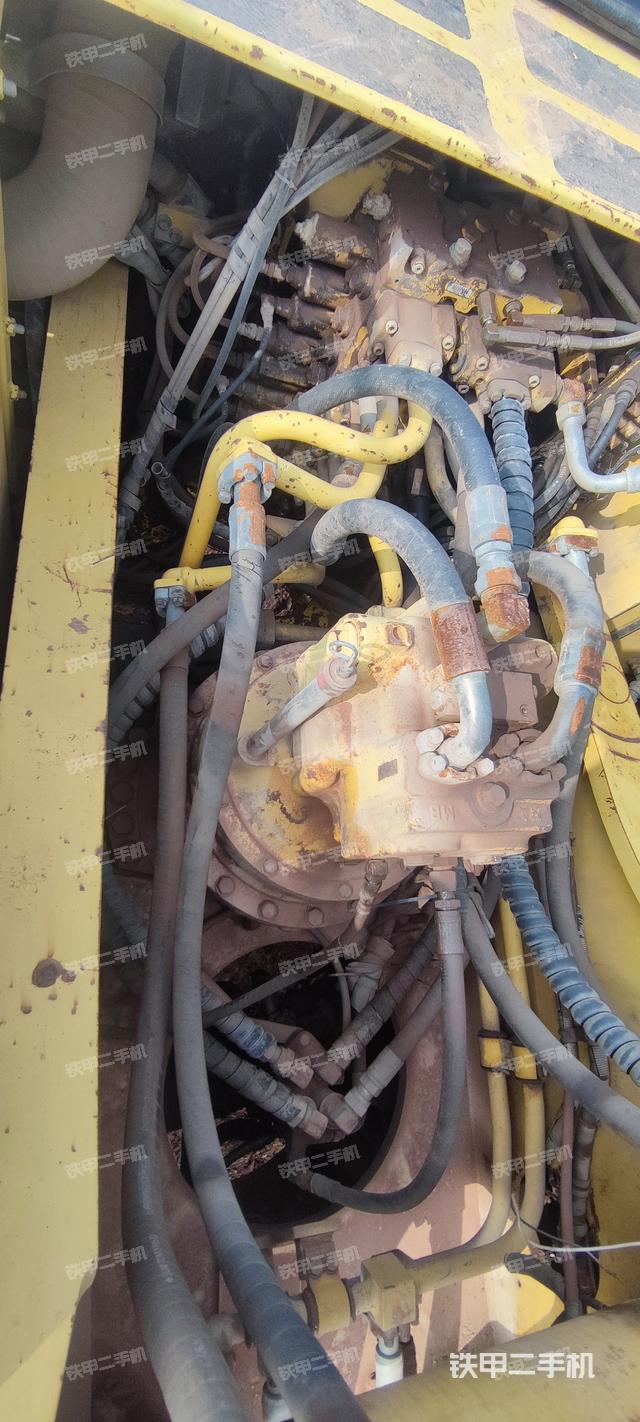 回转马达和主控阀（整机外观）