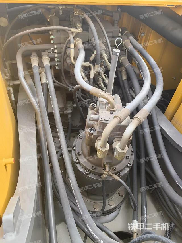 回转马达和主控阀（整机外观）