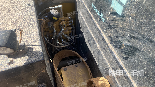 回转马达和主控阀（整机外观）