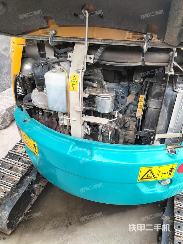 液压泵舱室正面整体（整机外观）