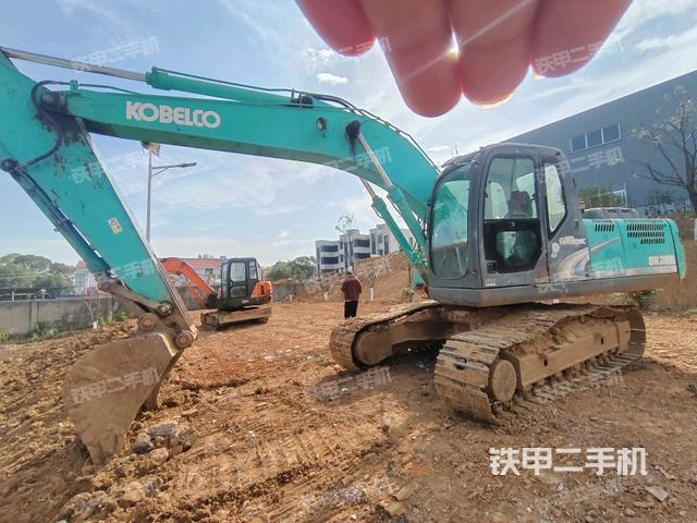 神钢SK200-8挖掘机
