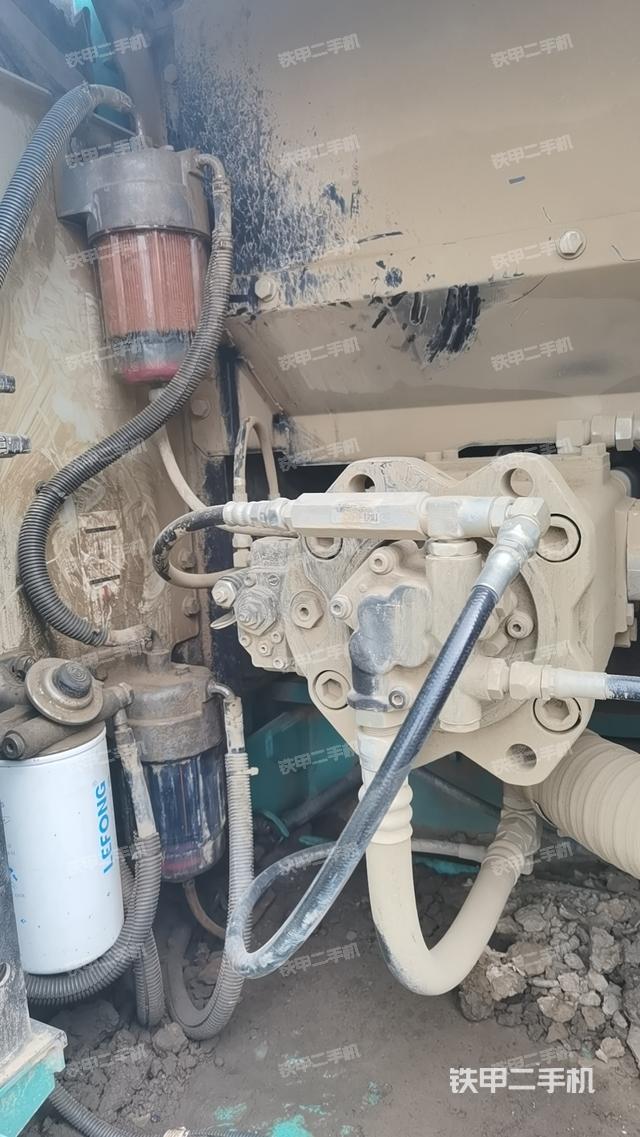 液压泵舱室正面整体（整机外观）