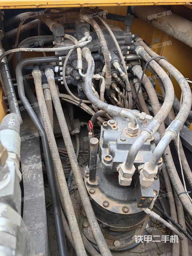 回转马达和主控阀（整机外观）