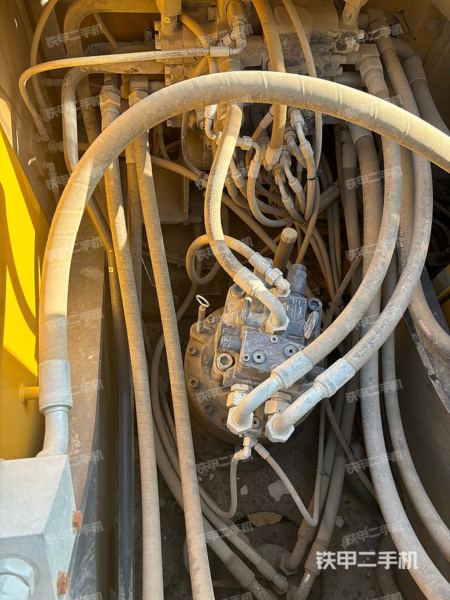 回转马达和主控阀（整机外观）