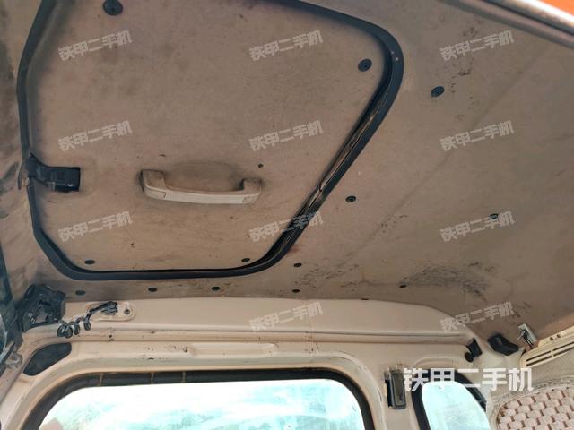 行走控制手柄和踏板 俯拍（驾驶室部分）