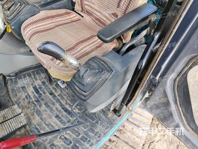 座椅左侧控制台/音响/含左手柄(驾驶室部分) 座椅左侧控制台/音响/含左手柄(驾驶室部分)