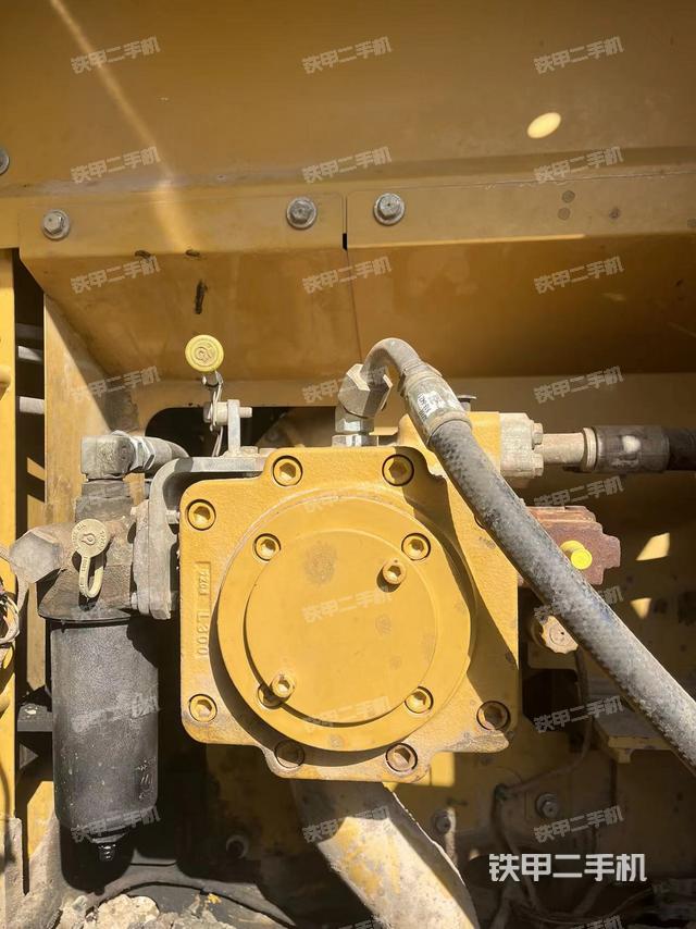 液压泵舱室正面整体（整机外观）