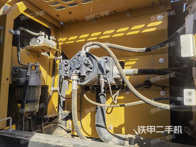 液压泵舱室正面整体（整机外观）