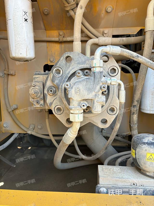 液压泵舱室正面整体（整机外观）