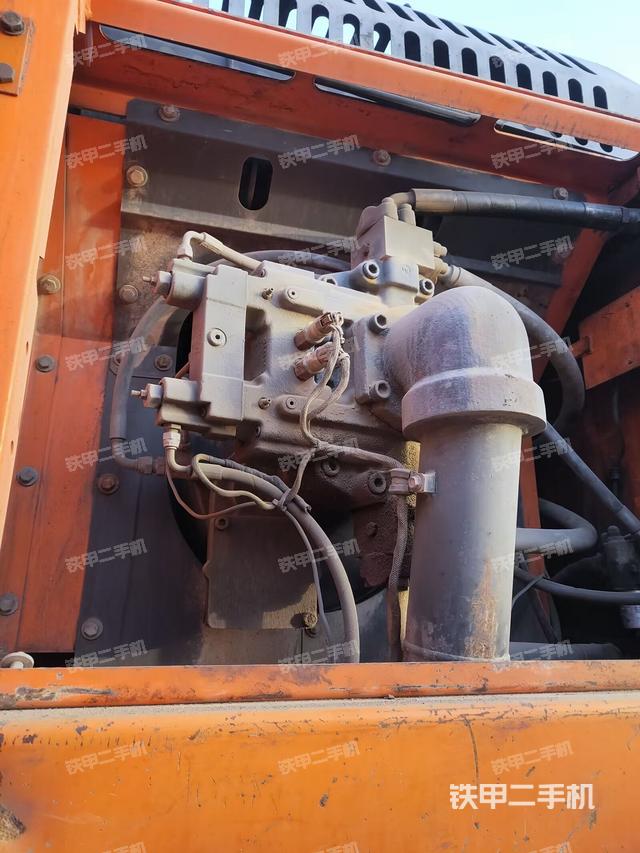 液压泵舱室正面整体（整机外观）