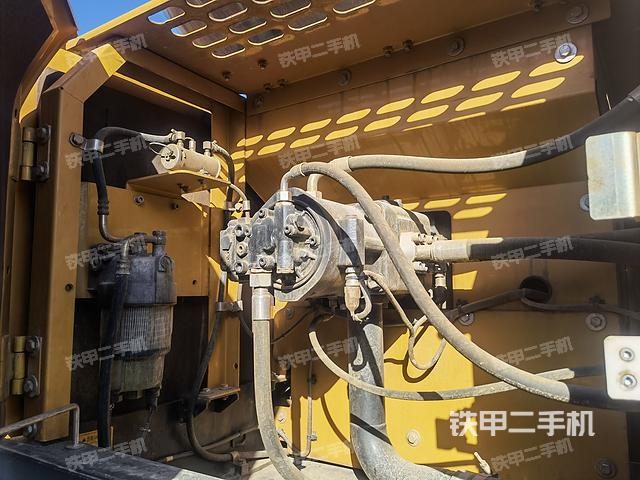 液压泵舱室正面整体（整机外观）