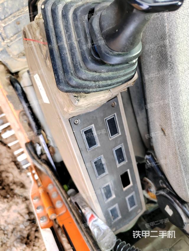 座椅左侧控制台/音响/含左手柄（驾驶室部分）