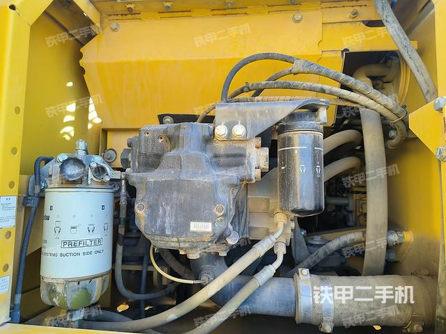 液压泵舱室正面整体（整机外观）