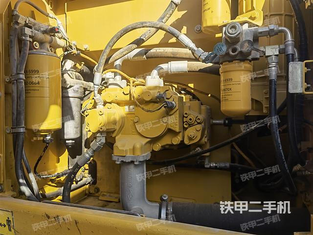 液压泵舱室正面整体（整机外观）