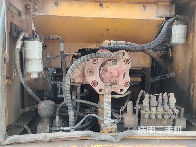 液压泵舱室正面整体（整机外观）