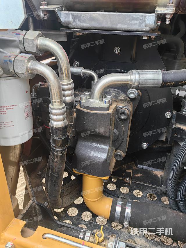 液压泵舱室正面整体（整机外观）